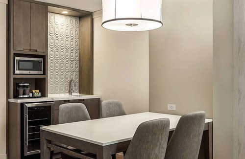 Streeterville Hotel | Your Home Away From Home! 3 Relaxing Units, Outdoor Pool, Onsite Parking!