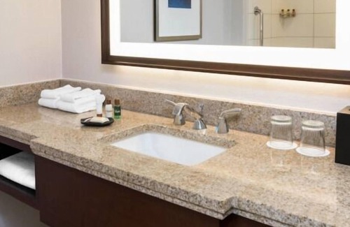 Pinch District Casa | Your Home Away From Home! 4 Great Units, Restaurant and Bar