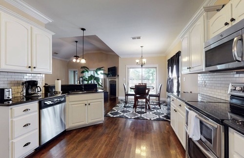 Clarksville Casa | Your Home away from Home - Entire house
