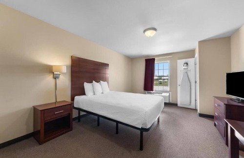 Pleasanton Hotel | Your Home Base: Room w/ Full Kitchen & Peaceful Views Nearby