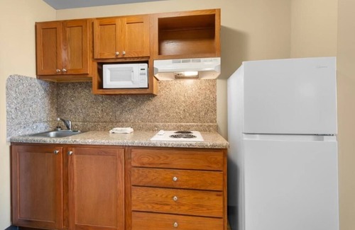 Pleasanton Hotel | Your Home Base: Room w/ Full Kitchen & Peaceful Views Nearby