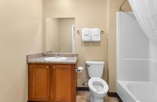 Pleasanton Hotel | Your Home Base: Room w/ Full Kitchen & Peaceful Views Nearby