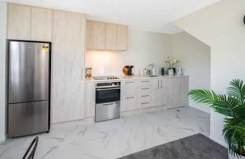 Lower Hutt Casa | Your Home for Night, or a Month!
