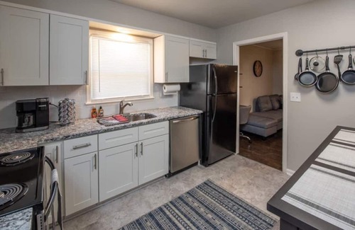 Kansas City Casa | {Your KC Spot} See Arrowhead from the driveway!