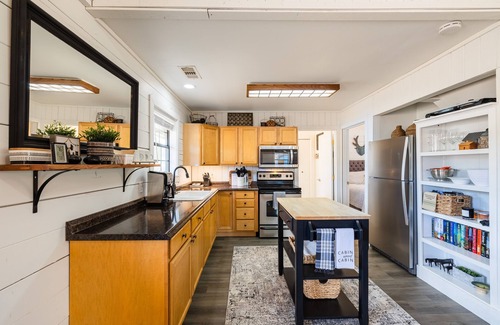 Burnet Cabina | Your Lakefront Escape-The Yellow Door Cabin!