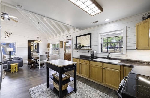 Burnet Cabina | Your Lakefront Escape-The Yellow Door Cabin!