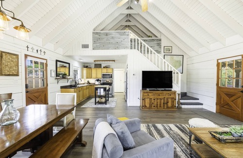 Burnet Cabina | Your Lakefront Escape-The Yellow Door Cabin!