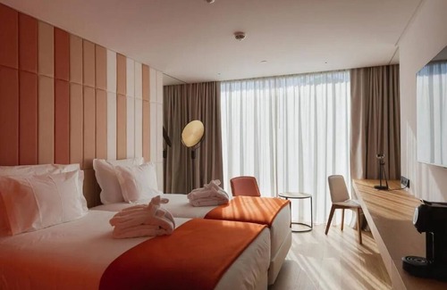 Sao Jorge de Arroios Hotel | Your Lisbon Sanctuary: Rooftop Pool, Light Show, City Center Location!