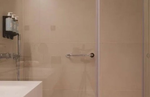Sao Jorge de Arroios Hotel | Your Lisbon Sanctuary: Rooftop Pool, Light Show, City Center Location!