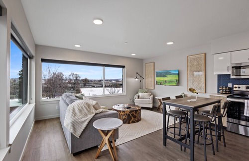 East Central Apartamento | Your Luxury Retreat Awaits Free parking available
