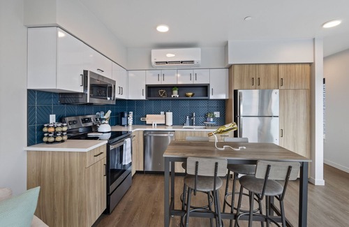 East Central Apartamento | Your Luxury Retreat Awaits Free parking available