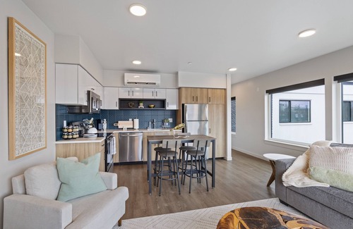 East Central Apartamento | Your Luxury Retreat Awaits Free parking available