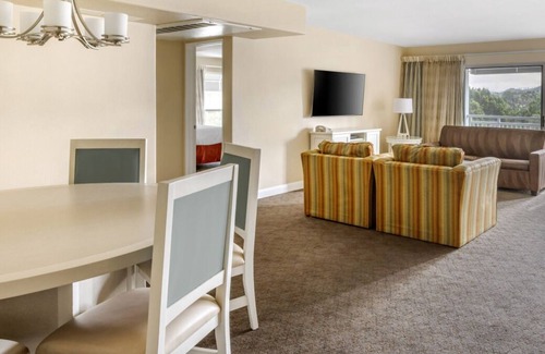 Canyon Corridor Complejo | Your Next Palm Springs Getaway! 3 Spacious 2BR Suites w/ Balcony | Spa & Pools