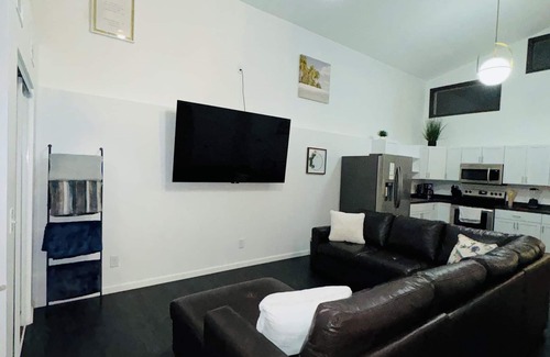Terre Haute Casa | Your One Of A Kind Suite with WiFi, AC in welcoming Terre Haute