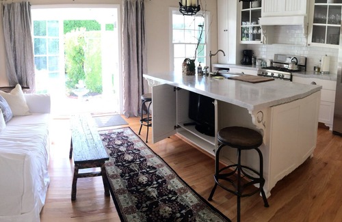 West Los Angeles Casa | Su propia 2/1 casa con amplios jardines y remodelado CHEF DE COCINA en el oeste de Los Angeles