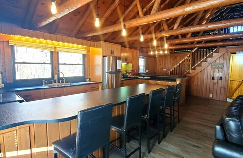 Gnaw Bone Cabina | SU PROPIO LAGO PRIVADO DE 12 ACRE E ISLA, 80 ACRES PARA EXPLORAR Y TINA CALIENTE!