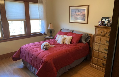 Spirit Lake Otro | Your own10-acre beautiful 1925 farmhouse, 2 bunkhouses & fun enchanted cottage