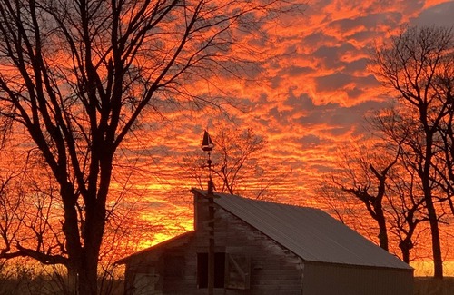 Spirit Lake Otro | Your own10-acre beautiful 1925 farmhouse, 2 bunkhouses & fun enchanted cottage