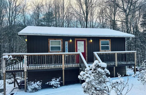 Waynesville Cabina | Your perfect family getaway to the mountains! Country cabin with Wi-Fi.