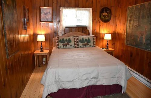 Gilman Casa | Your Perfect Getaway: Mountain Cabin Retreat with Hot Tub and Fireplace in Lisbon, NH