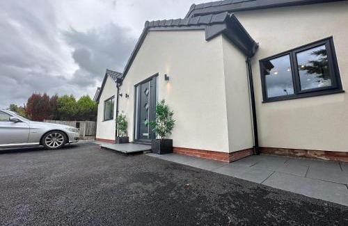 Trafford Casa | Your Perfect Getaway with Hot Tub