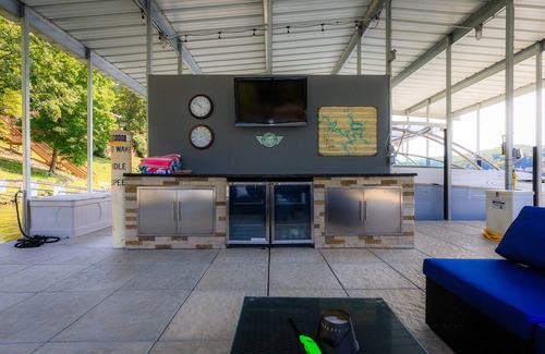 Lake Ozark Casa | Your Perfect Lakeside Getaway – Spacious & Fun with an Amazing Dock