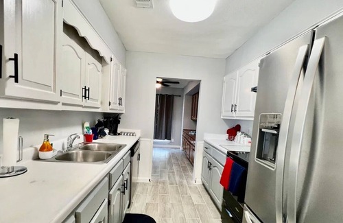 Universal City Casa | Your Perfect Retreat 4BR w/ POOL!