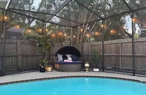 Pinebrook Estates Casa | Your pet friendly Tampa pool home, right between the beaches and Tampa proper!