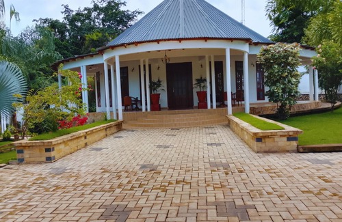 Moshi Villa | Charming 2-bedroom bungalow in welcoming Kiboriloni with WiFi, AC