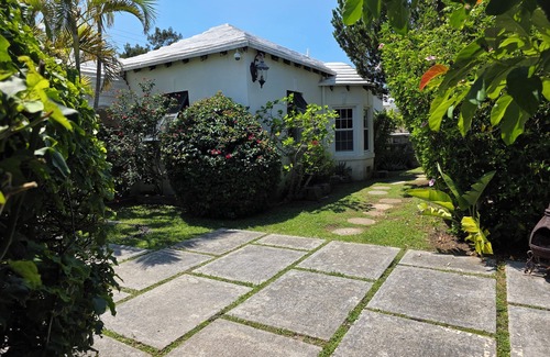 Paget Casa | Your Private Luxury Villa - 3 Bedrooms, House & Cottage, Pool, Walk to Beach!