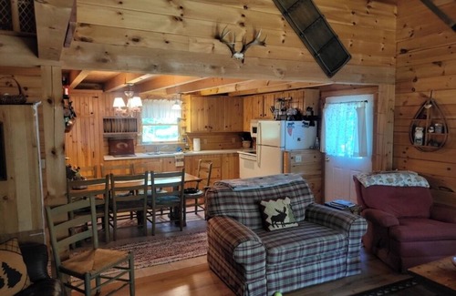Phillips Cabina | Your Private Maine Getaway! Cozy Log Cabin w/ Loft, Sleeps 10