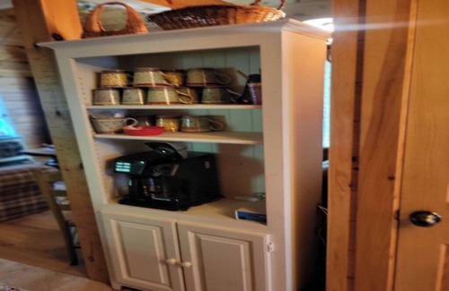 Phillips Cabina | Your Private Maine Getaway! Cozy Log Cabin w/ Loft, Sleeps 10