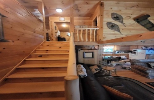 Phillips Cabina | Your Private Maine Getaway! Cozy Log Cabin w/ Loft, Sleeps 10