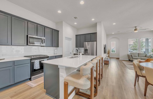 Hutto Casa | Your Private Oasis- 3 Bedrooms, 3 Bathroom of Pure luxury! Elegant and Spacious.