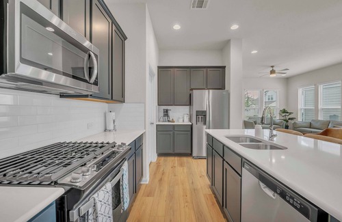 Hutto Casa | Your Private Oasis- 3 Bedrooms, 3 Bathroom of Pure luxury! Elegant and Spacious.