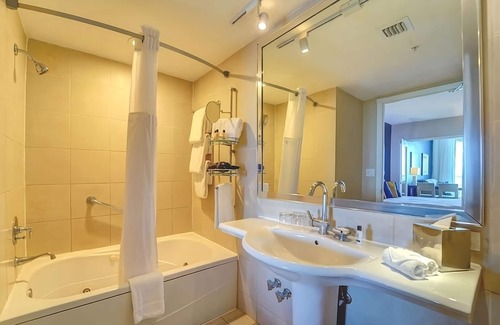 City Center Hotel | Your Relaxing Getaway Awaits! 4 Relaxing Units, Onsite Pool, Near Beach