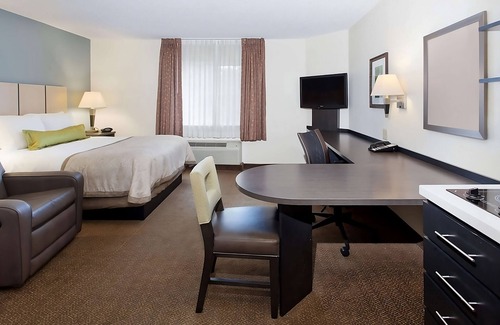 Southfield Hotel | Your Relaxing Getaway Awaits! Family-friendly Room w/ Kitchen, Free Parking
