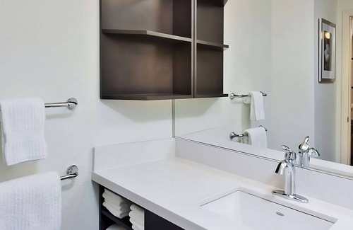 Southfield Hotel | Your Relaxing Getaway Awaits! Family-friendly Room w/ Kitchen, Free Parking