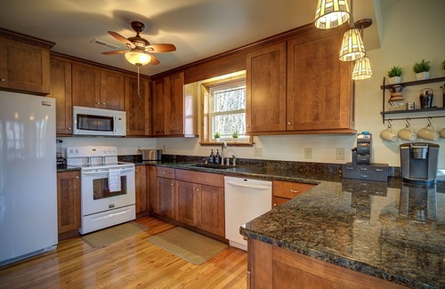 Vilas Chalet De Esquí | Your Secluded Retreat with Breathtaking Views, Hot tub & Game room