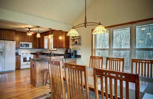 Vilas Chalet De Esquí | Your Secluded Retreat with Breathtaking Views, Hot tub & Game room