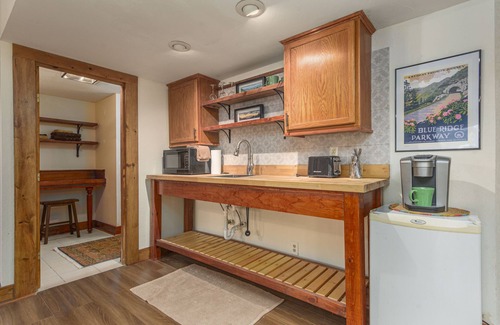Waynesville Cabina | Your Smoky Mountain Cabin suite…In the heart of the Smokies. Dog friendly!