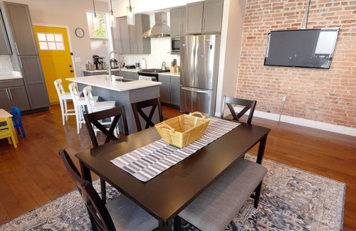 H Street Corridor Apartamento | Your Vibrant & Musical destination right on H St!