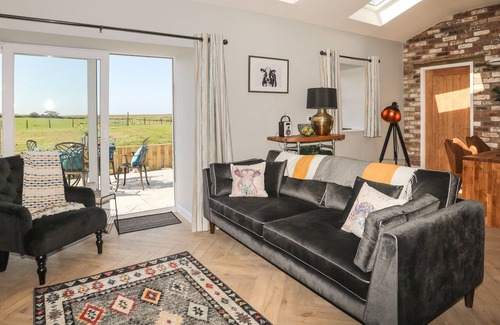 Bryngwran Cabaña | YR HEN LAETHDY, pet friendly, character holiday cottage in Rhosneigr