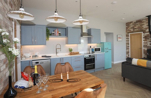 Bryngwran Cabaña | YR HEN LAETHDY, pet friendly, character holiday cottage in Rhosneigr