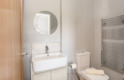 Bryngwran Cabaña | YR HEN LAETHDY, pet friendly, character holiday cottage in Rhosneigr