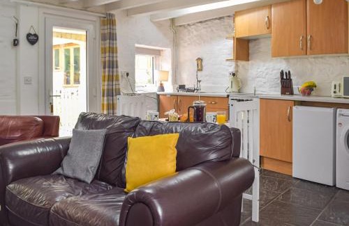 Carmarthen Casa | Yr Ysgubor - U45300