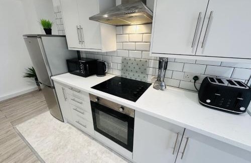 St. Thomas Apartamento | Ysgol Corner by PJ Stays