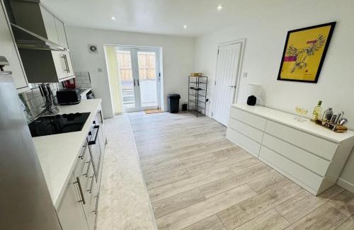 St. Thomas Apartamento | Ysgol Corner by PJ Stays