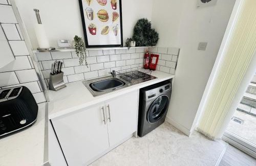 St. Thomas Apartamento | Ysgol Corner by PJ Stays