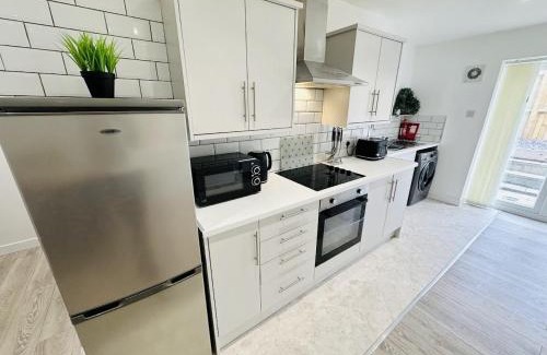 St. Thomas Apartamento | Ysgol Corner by PJ Stays